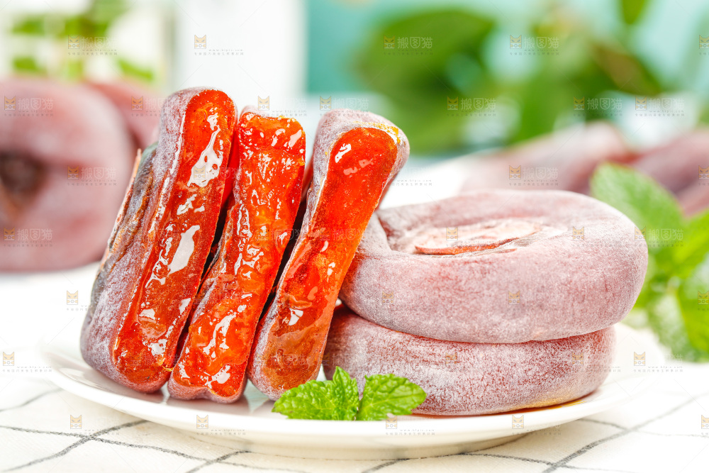 盘子里放着的流心柿饼