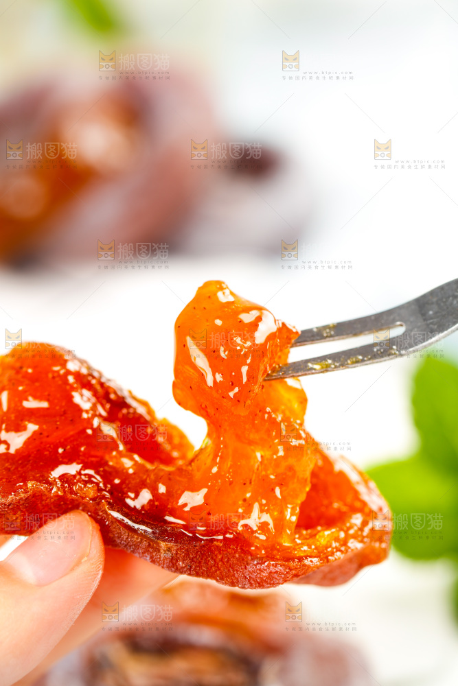 叉子上插着流心柿饼