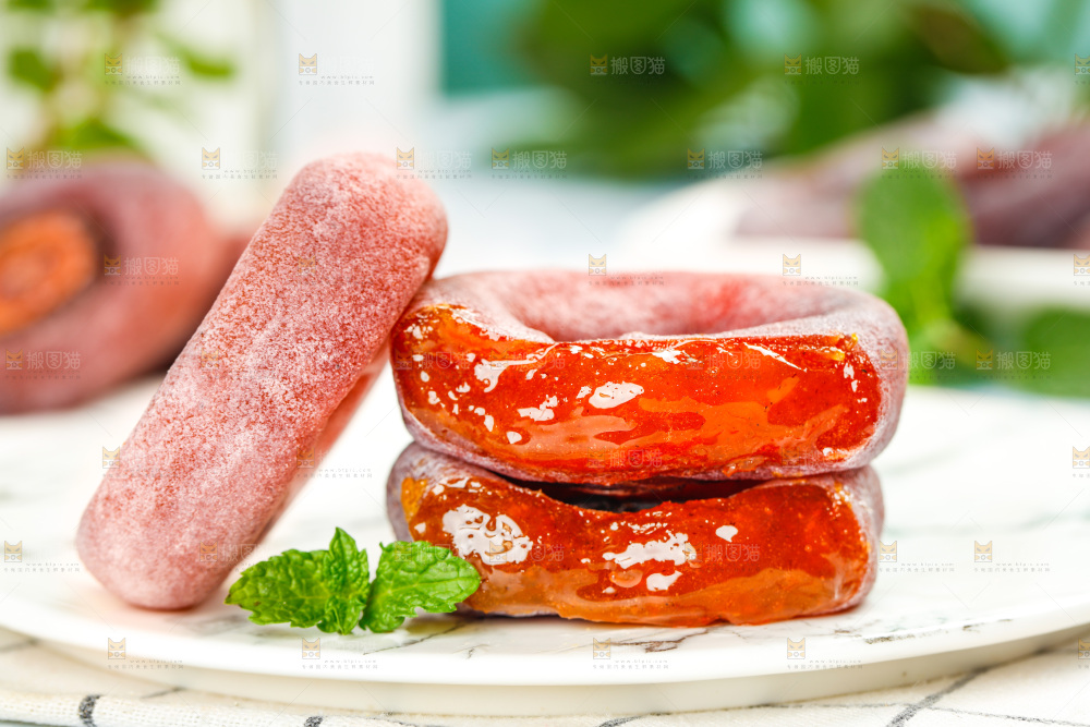 盘子里放着的流心柿饼