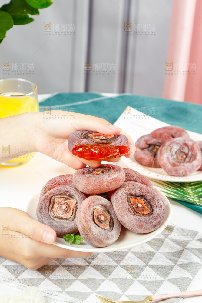 手里端着一盘圆柿饼