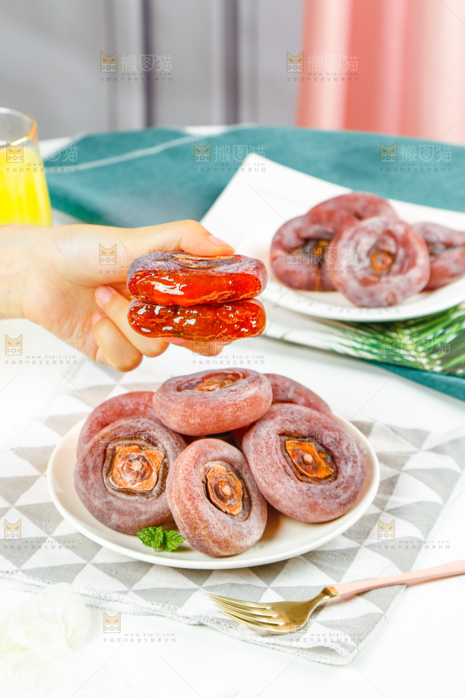 手里拿着流心柿饼