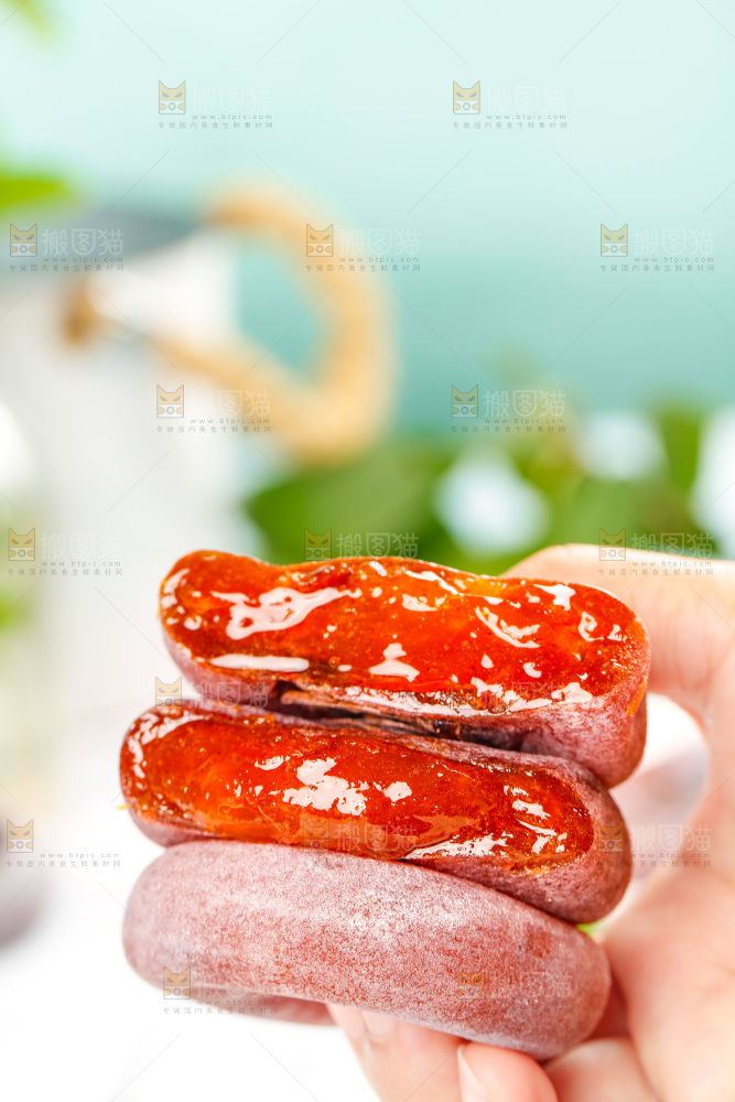 手里拿着流心柿饼