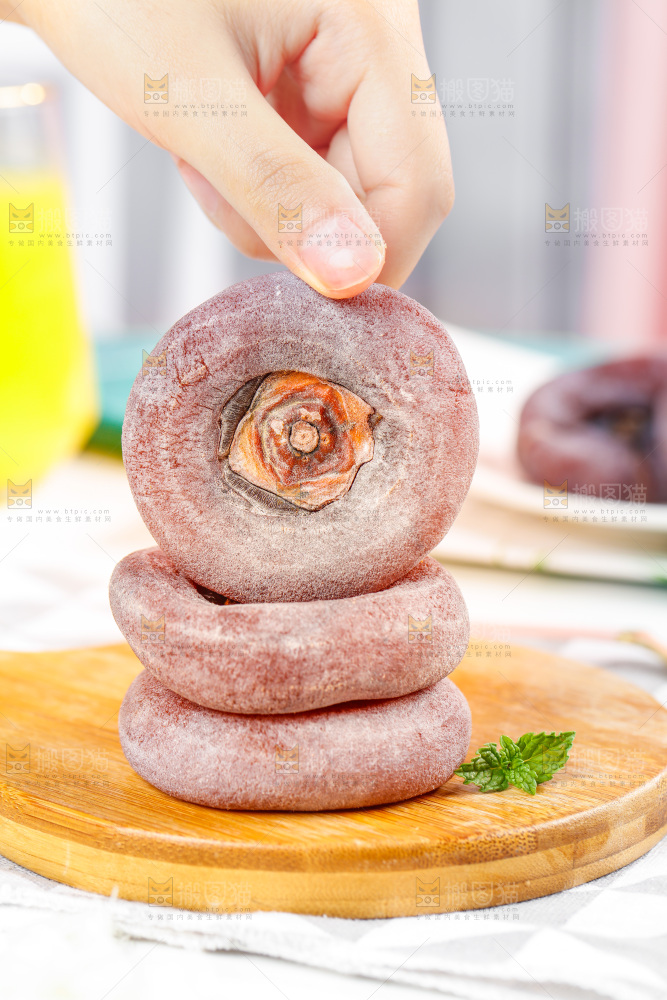 手里拿着流心柿饼
