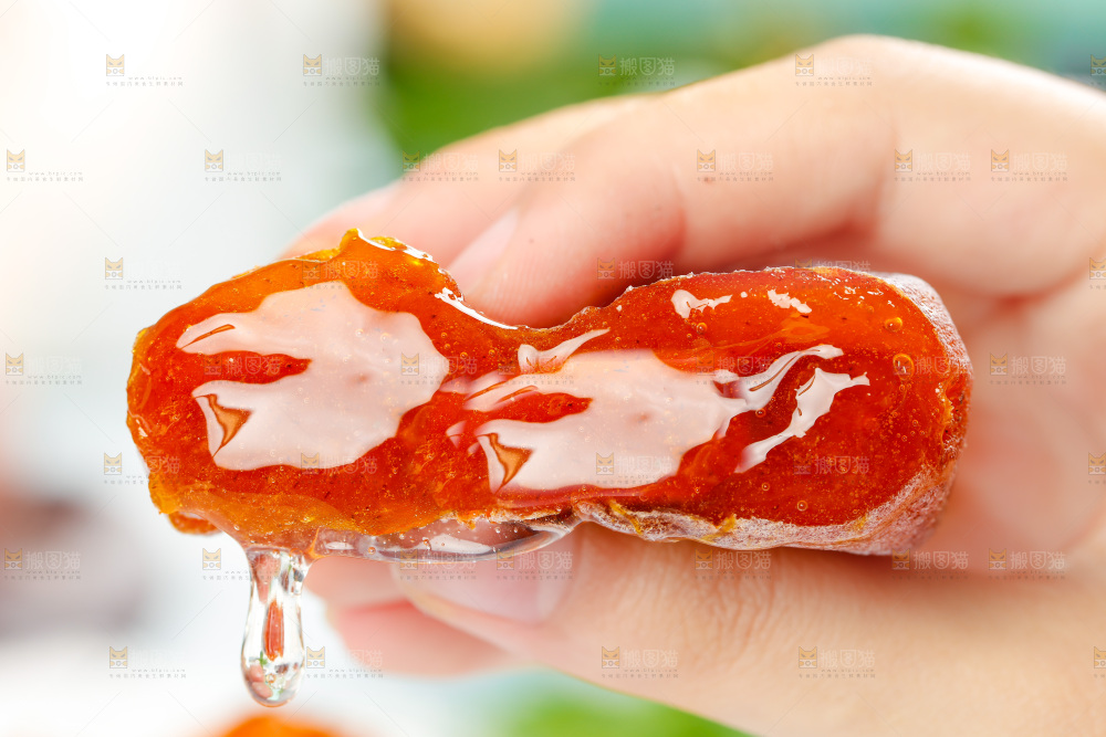 手里拿着流心柿饼
