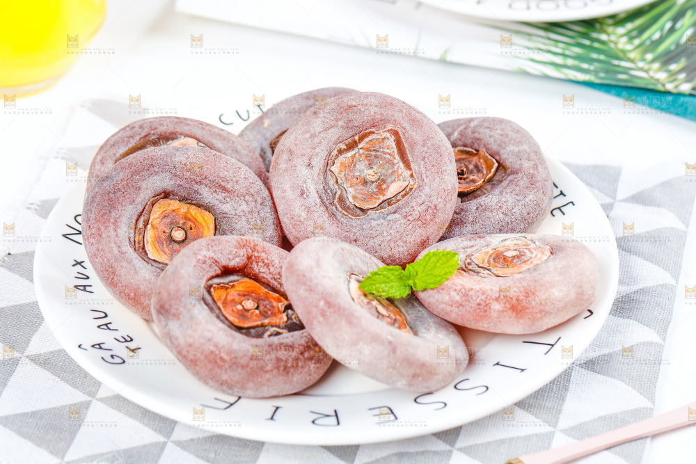 格子布上的一盘圆柿饼