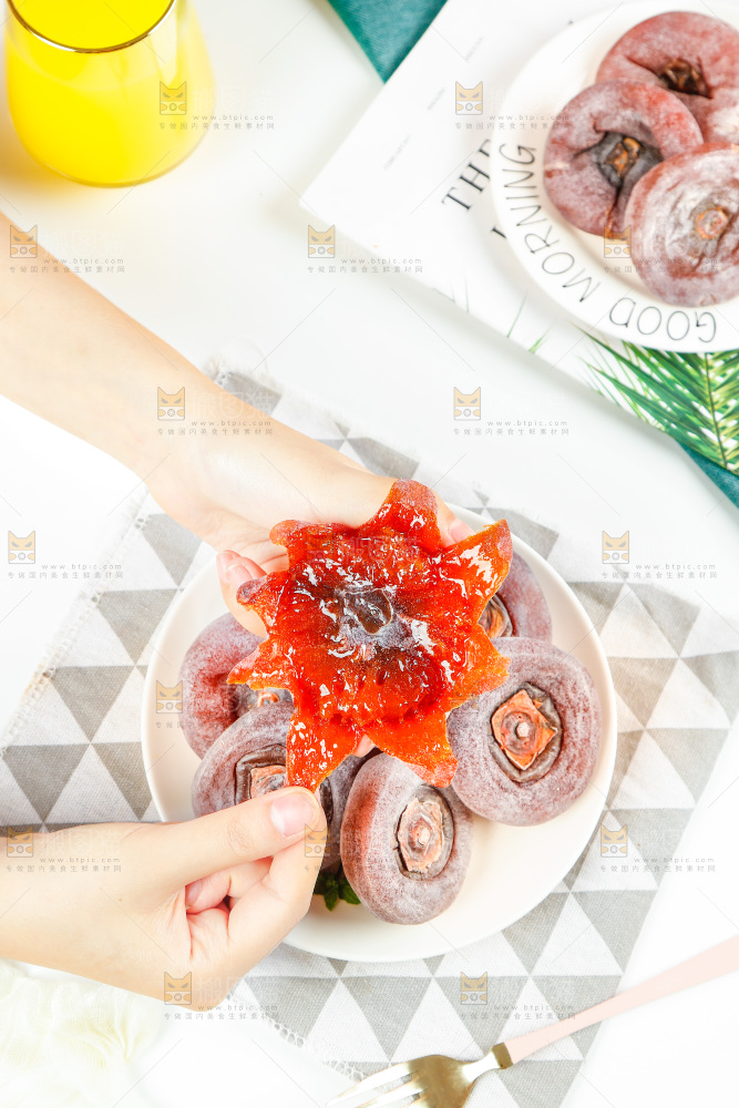 手里拿着流心柿饼
