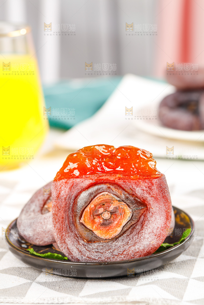 格子布上的一碟圆柿饼