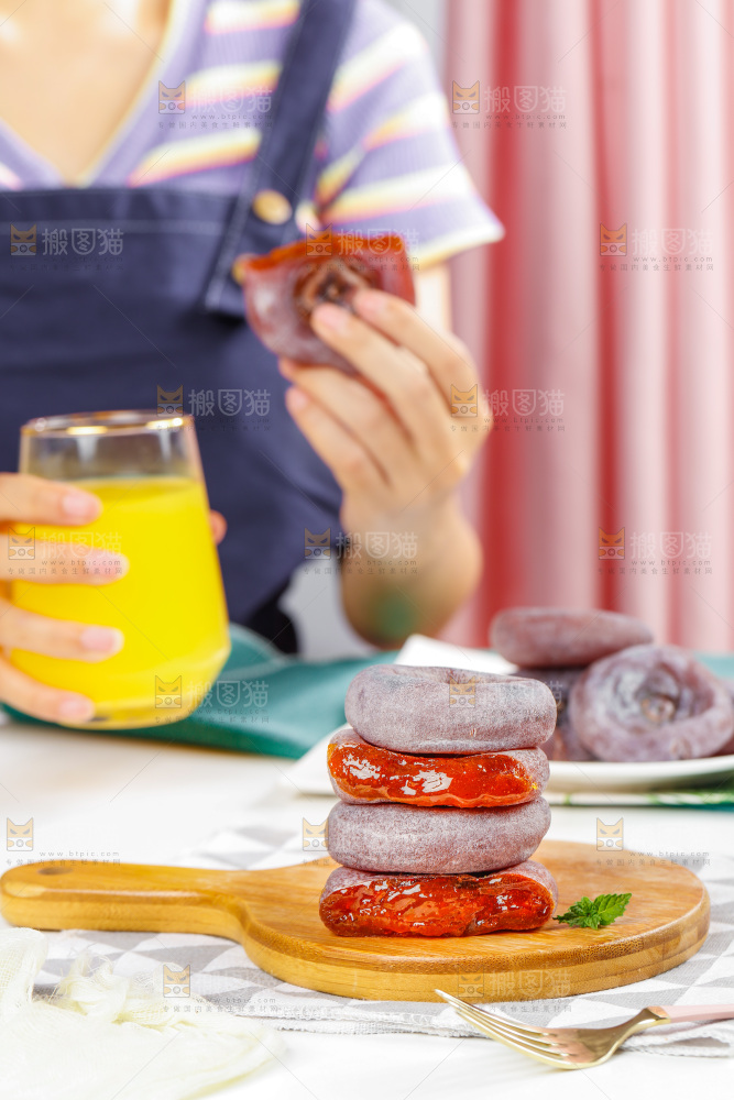 木盘上的霜降流心柿饼