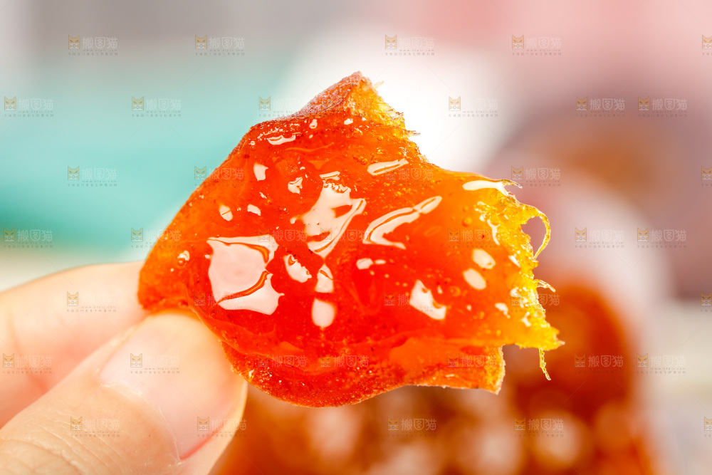 手里拿着流心柿饼