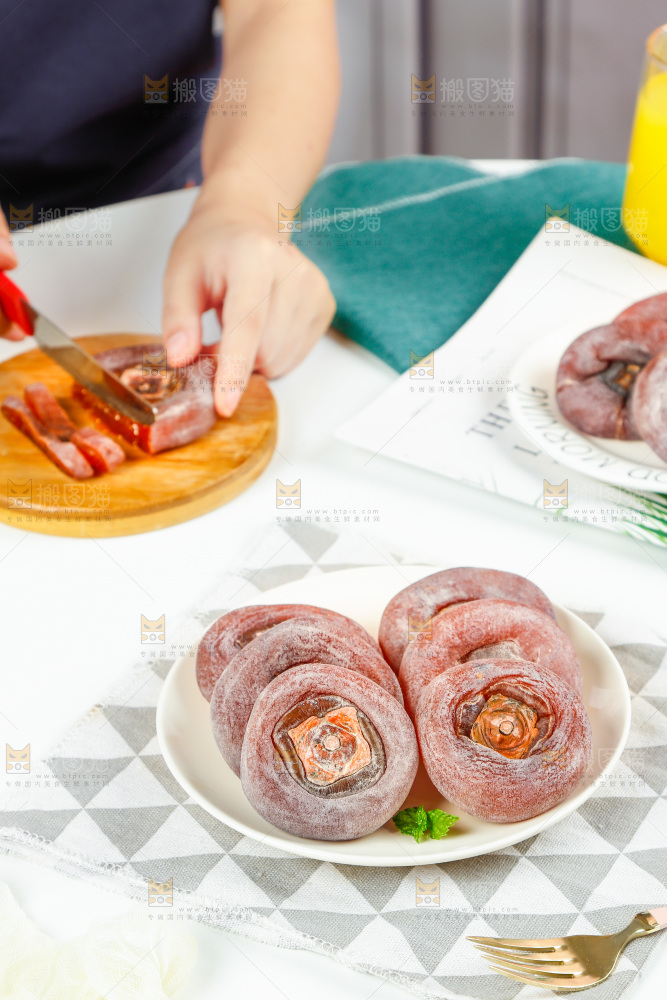 盘子里的霜降流心柿饼