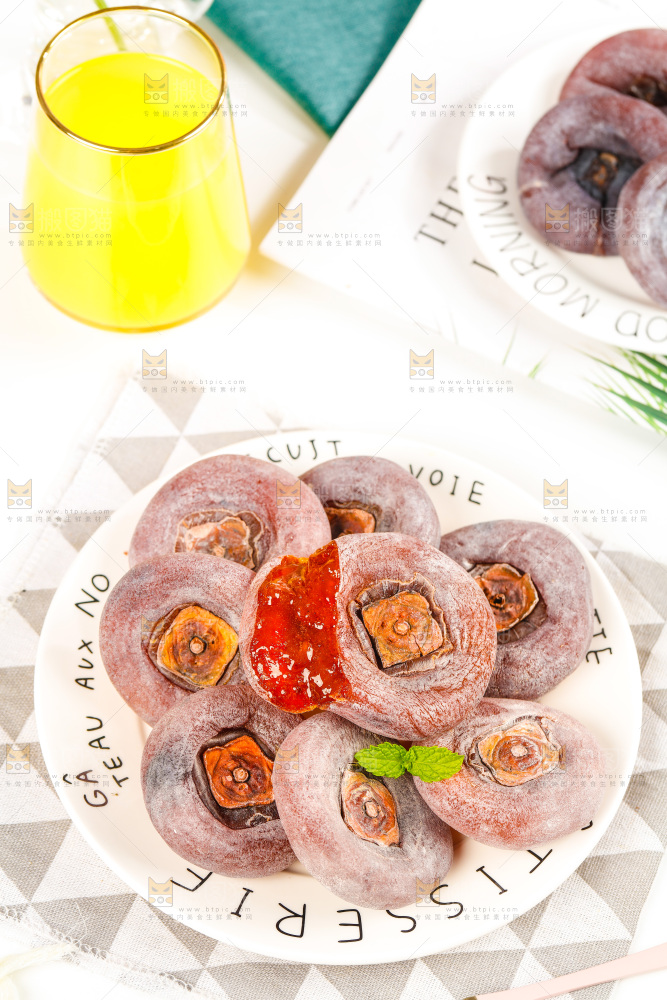 格子布上的一盘圆柿饼