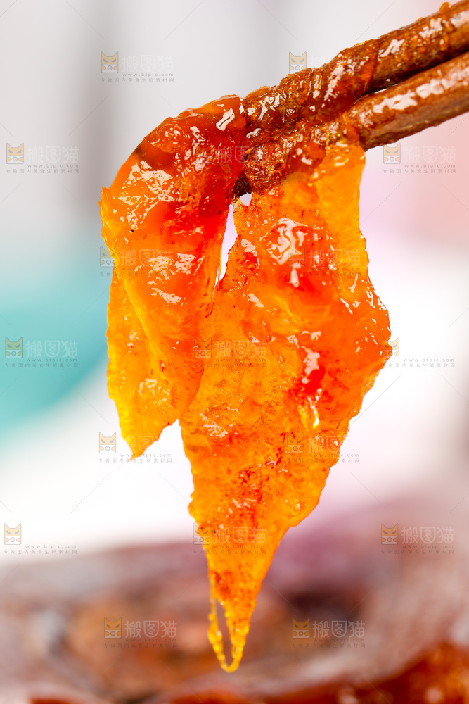 筷子上的流心柿子肉