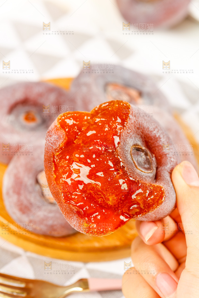 手里拿着流心柿饼