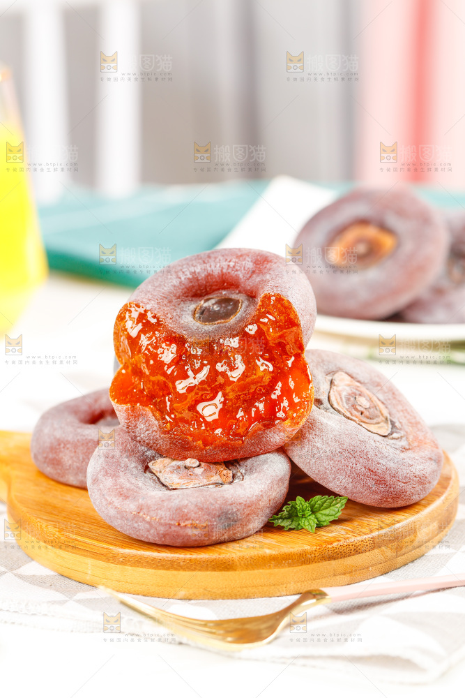 木盘上的霜降流心柿饼
