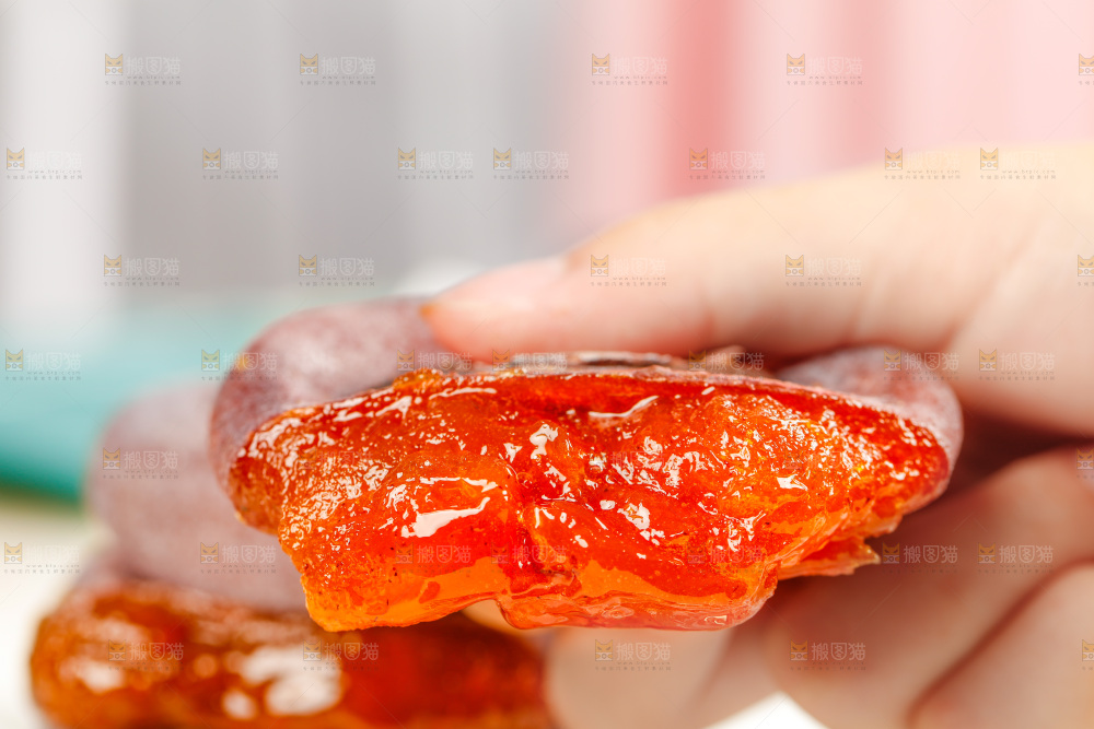 手里拿着霜降流心柿饼