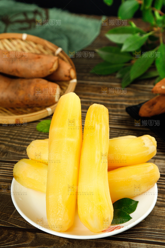 木底上的一盘黄心雪莲果