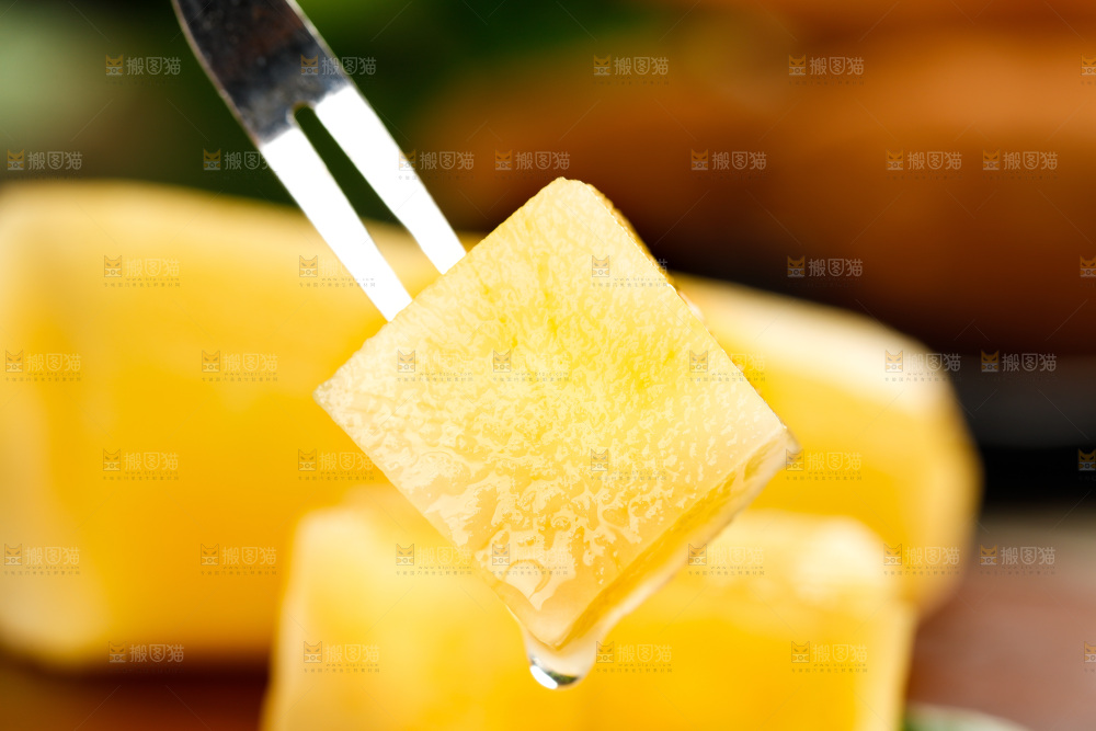 叉子上插着黄心雪莲果