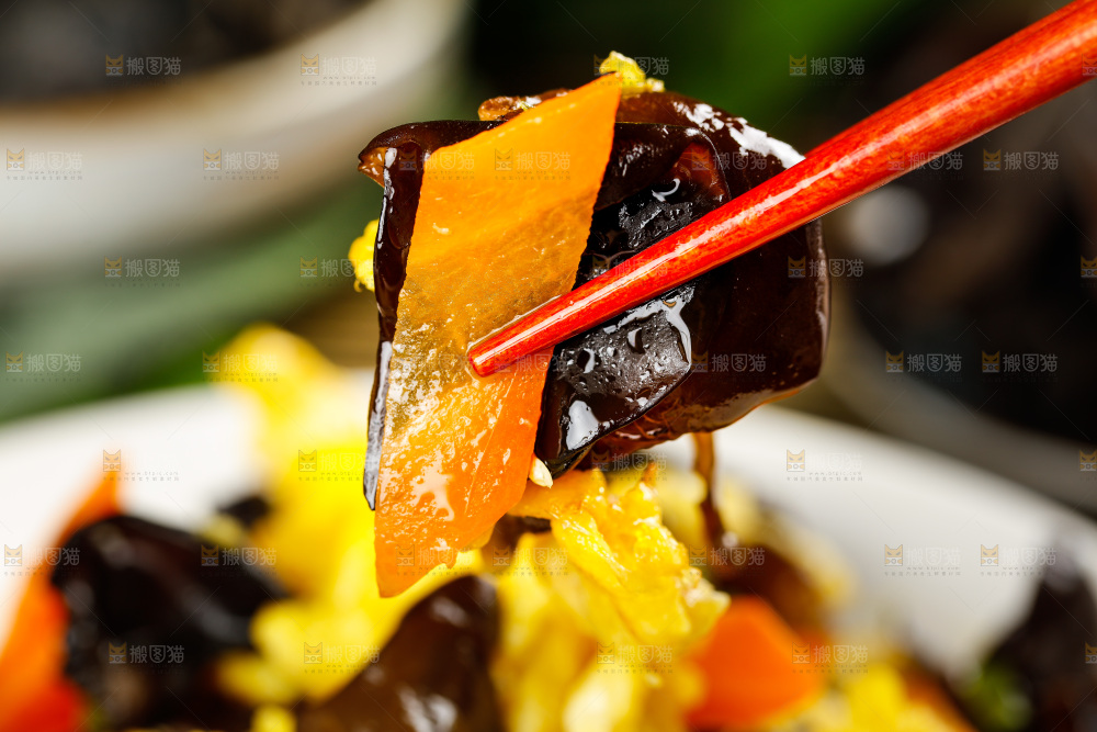 筷子上夹着木耳炒鸡蛋