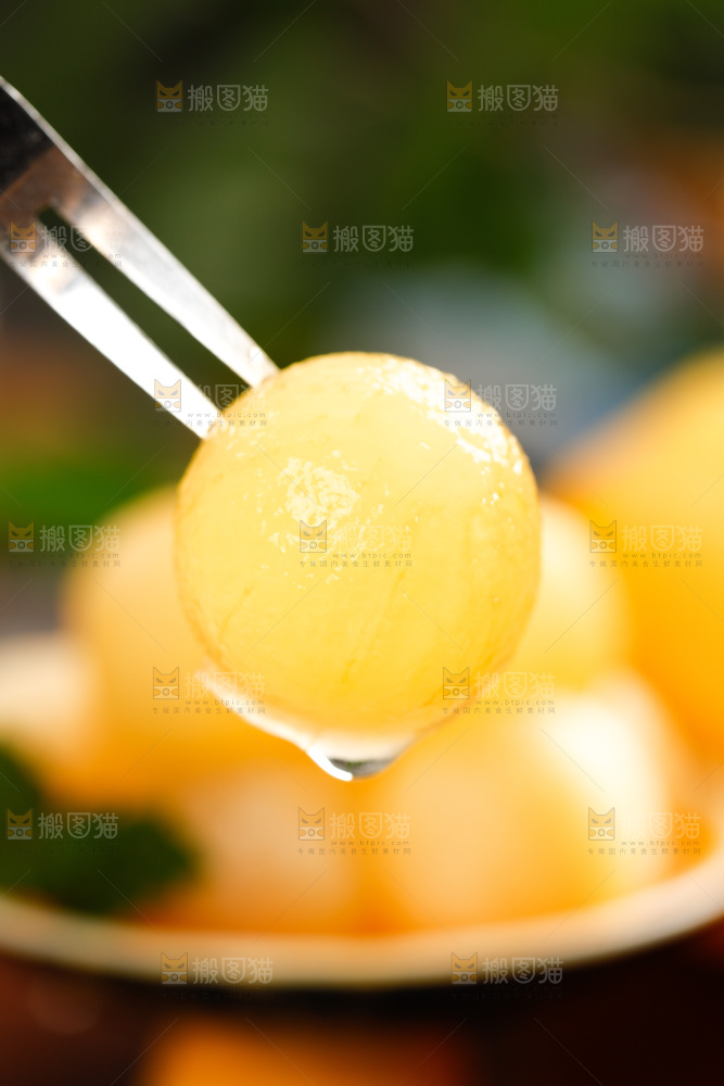 叉子上插着黄心雪莲果