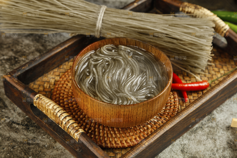 木盘里的泡发四川红薯粉