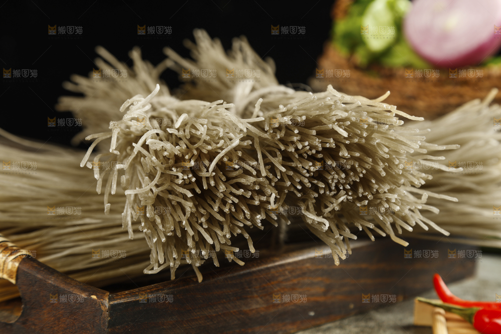 木盘里的四川红薯粉