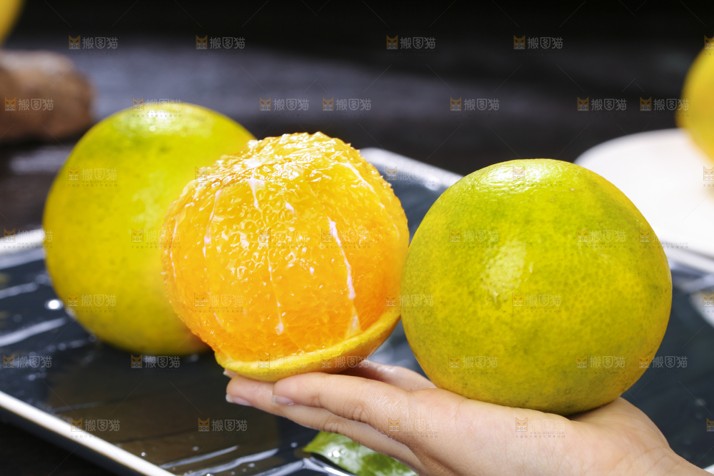 手里拿着果冻橙果肉