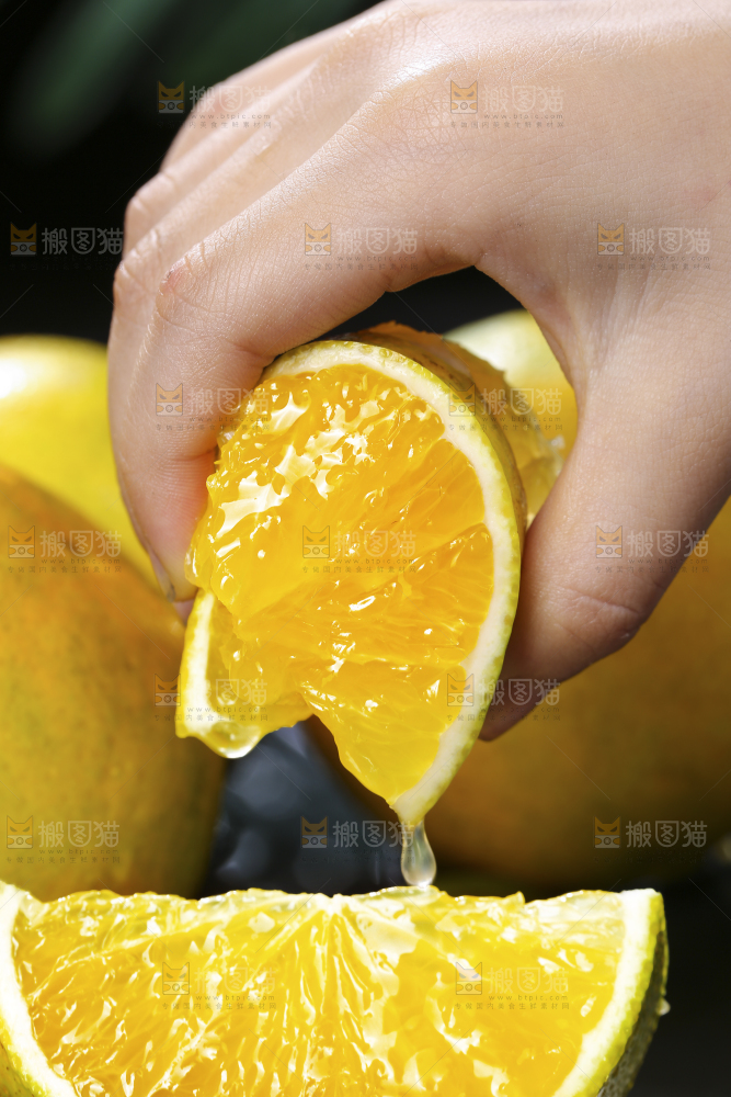 手里爆汁的果冻橙