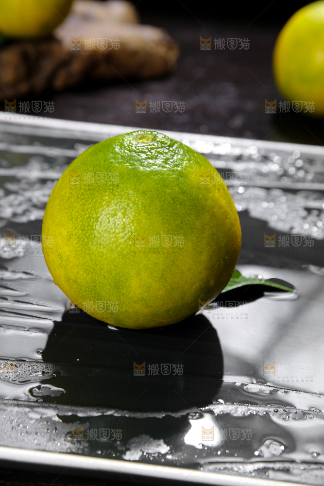 深底上放着的青皮果冻橙