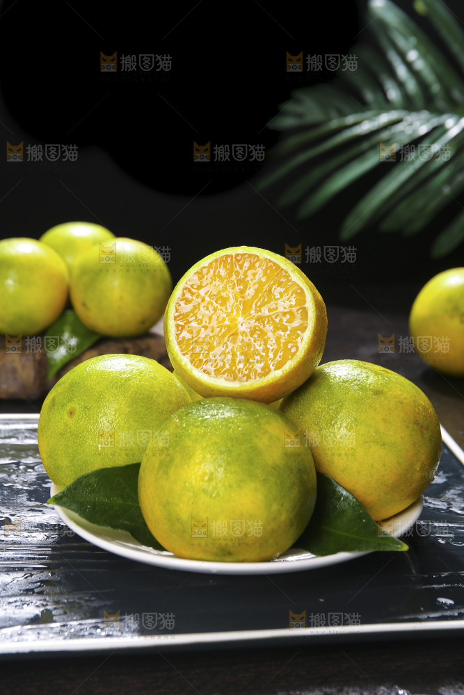 深底上的一盘果冻橙