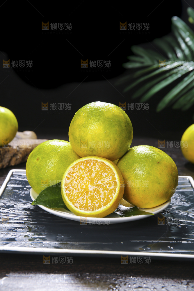 深底上的一盘果冻橙