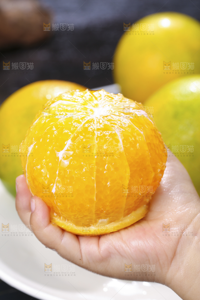 手里拿着爱媛果冻橙