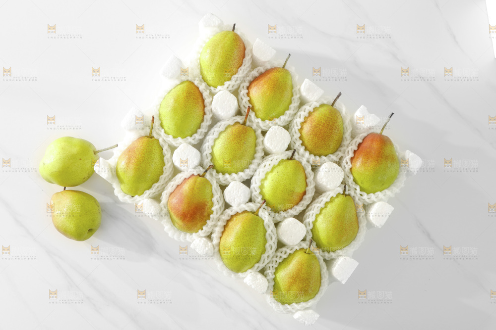 浅底上的一盒红酥梨