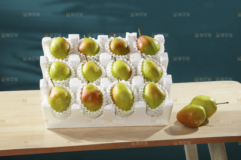 桌子上的一盒红香酥梨