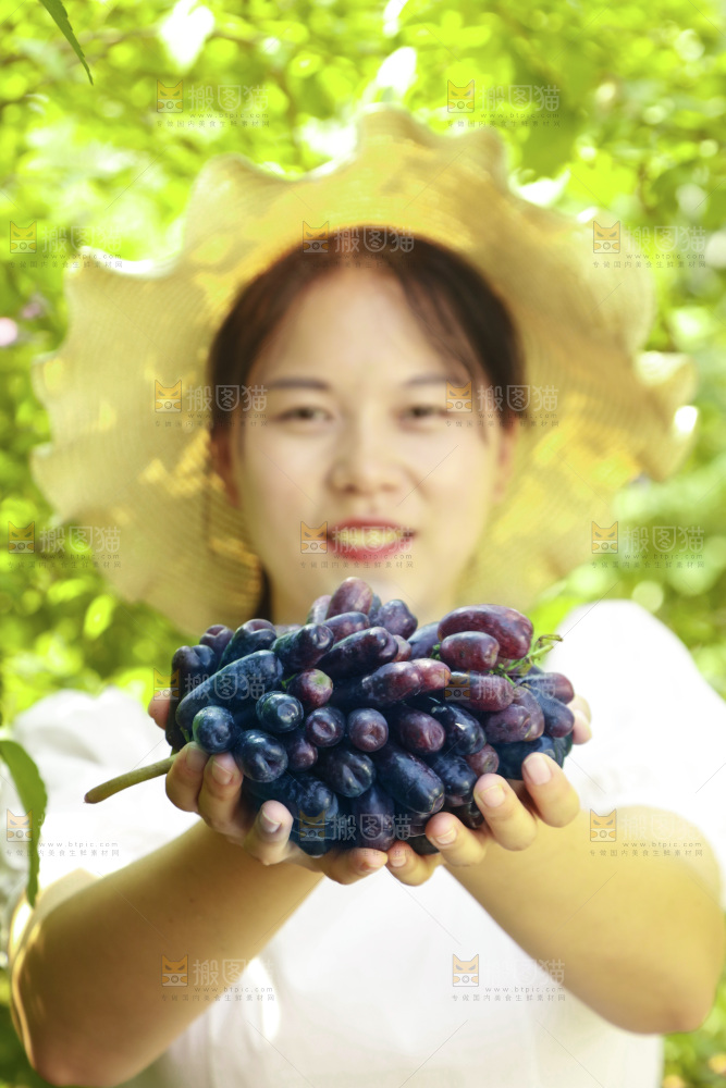 女孩手里拿着美人指葡萄