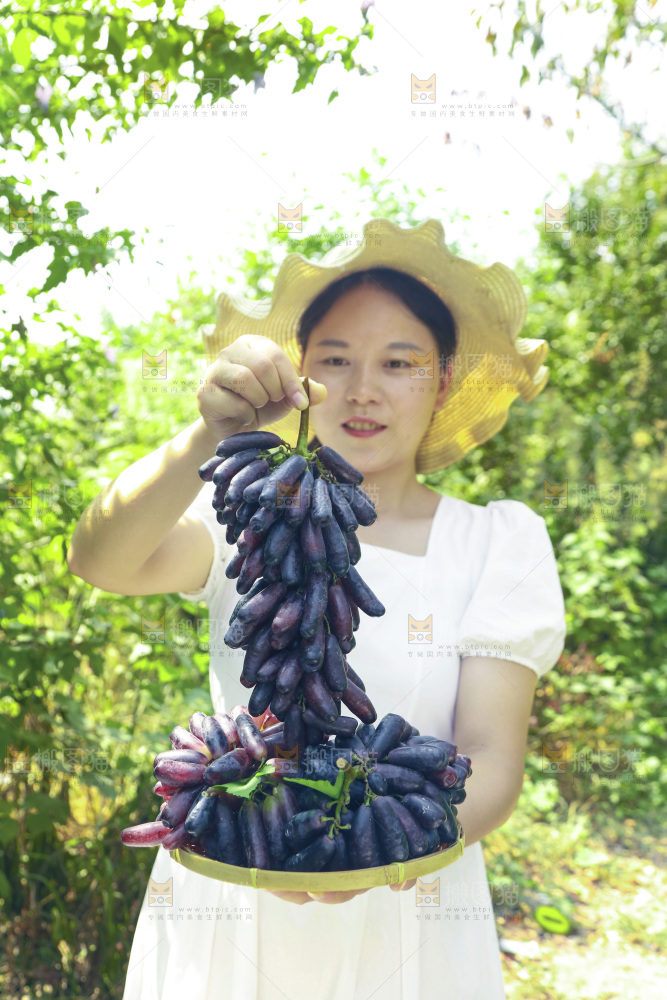 女孩手里拿着美人指葡萄