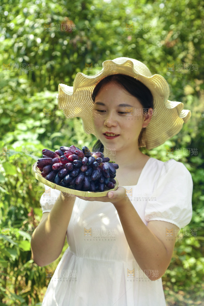 女孩手里的一篮美人指葡萄