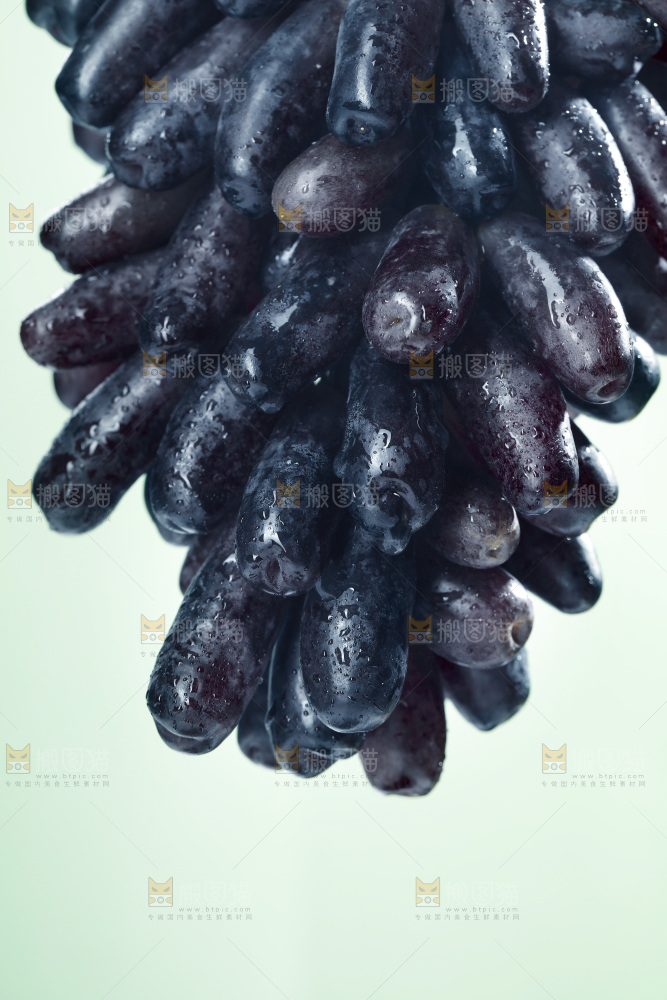 一串蓝宝石葡萄