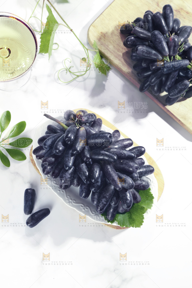 盘子里的蓝宝石葡萄