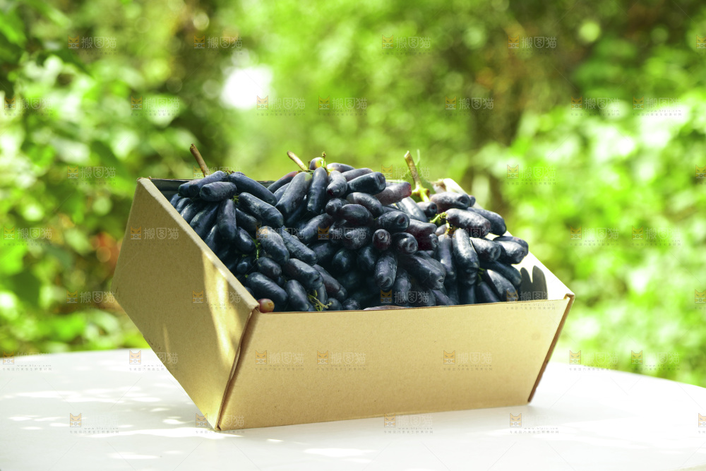 桌子上的一盒蓝宝石葡萄