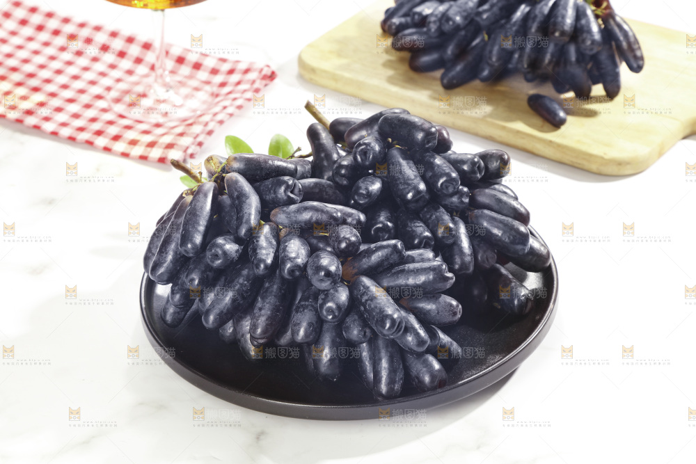 盘子里的蓝宝石葡萄