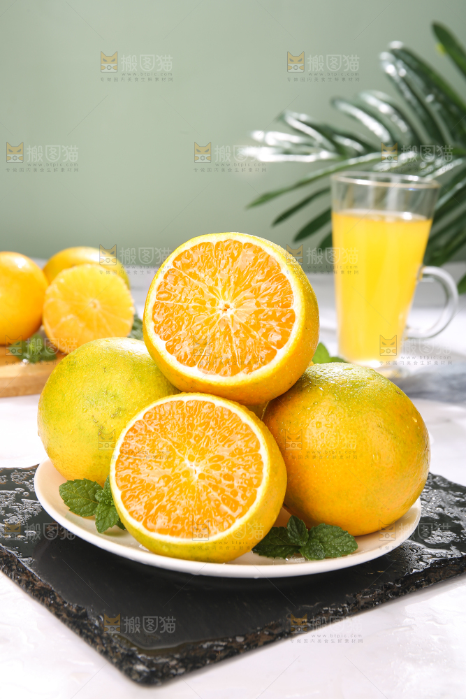 黑石板上堆放的果冻橙