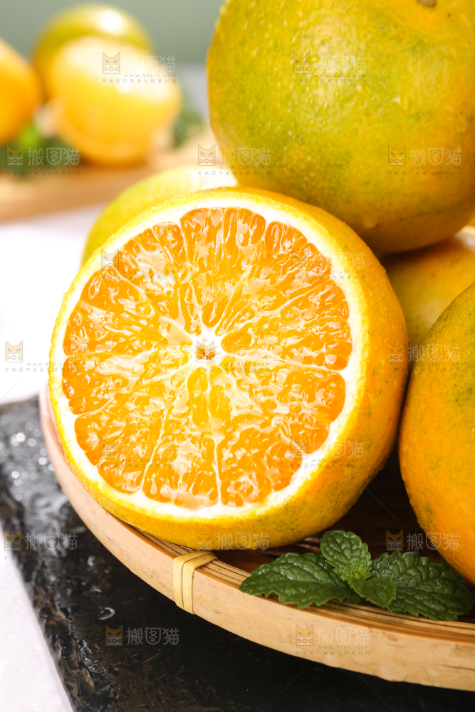 篮子里切开的青皮果冻橙