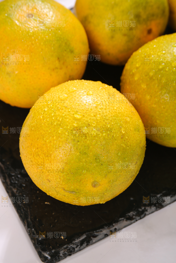 黑石板上的青皮爱媛