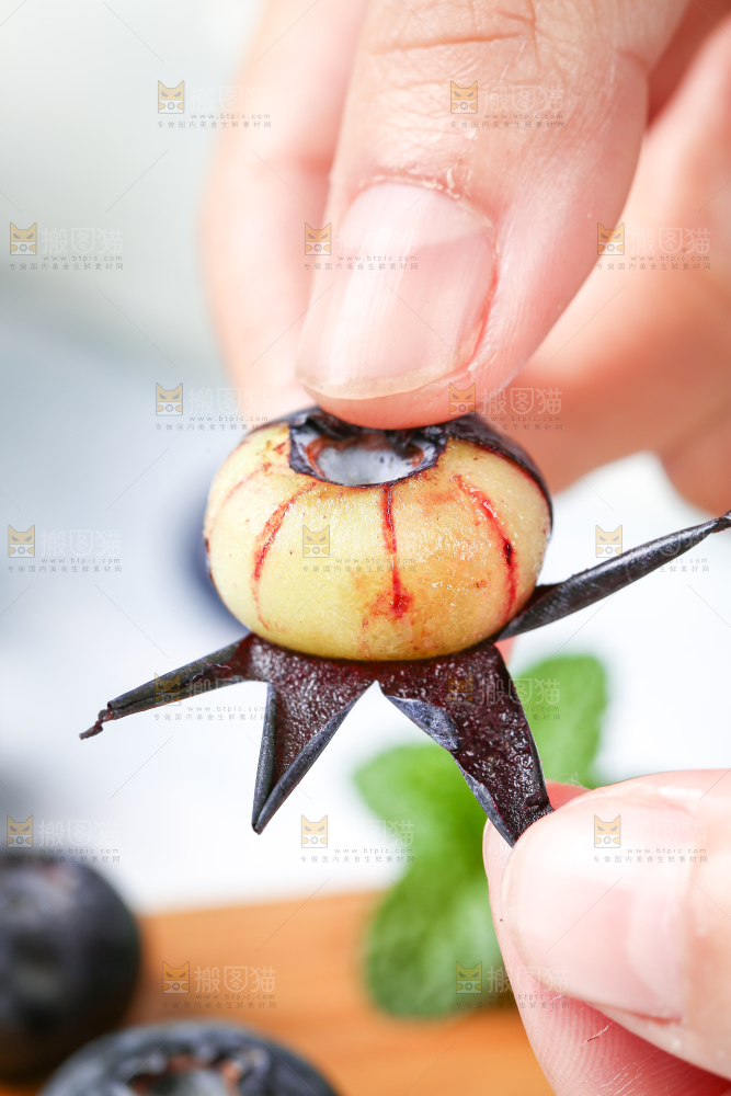 手里拿着新鲜蓝莓
