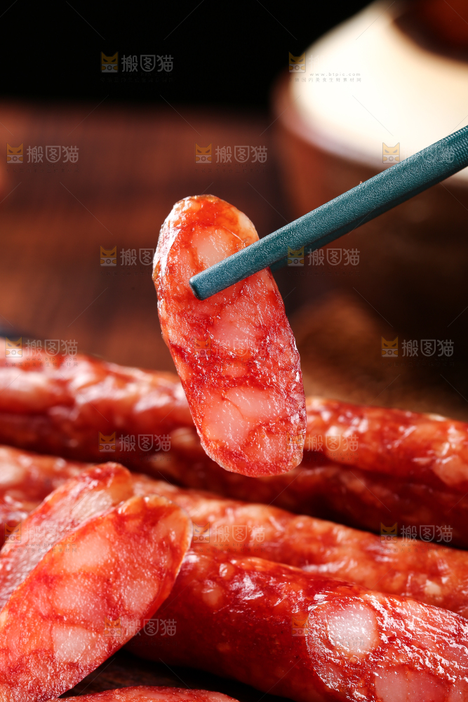 筷子上夹着广式腊肠