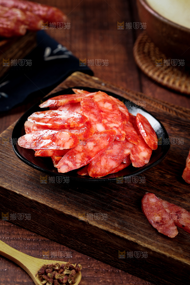 木底上的一碟广式腊肠