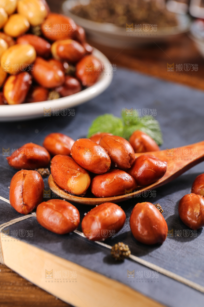 勺子上的麻辣花生米