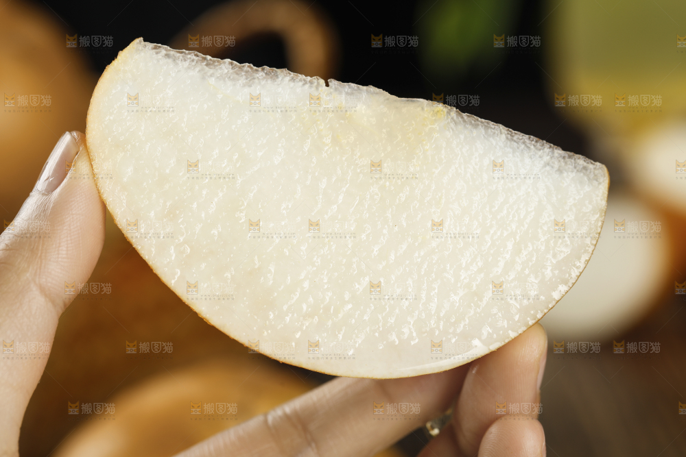 手里拿着秋月梨果肉