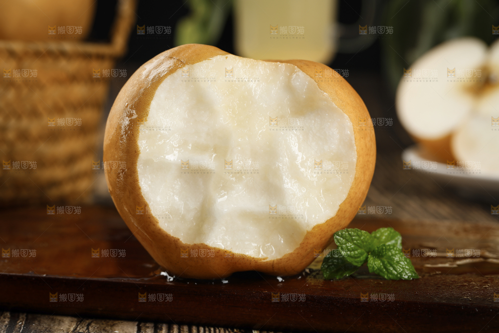 木底上咬开的秋月梨