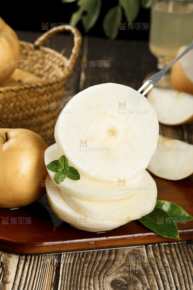 叉子插着秋月梨果肉